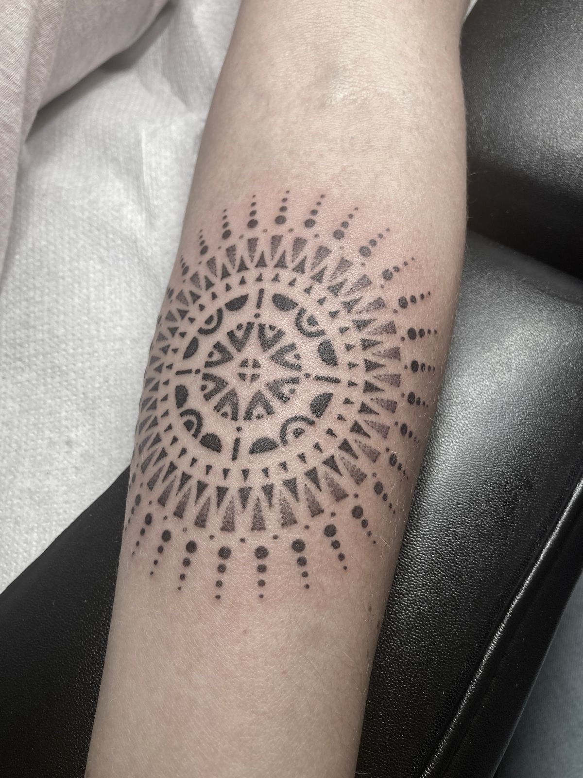 Tatouage vibratoire ouverture, mandala rayonnant aux triangles et points sur l'avant-bras